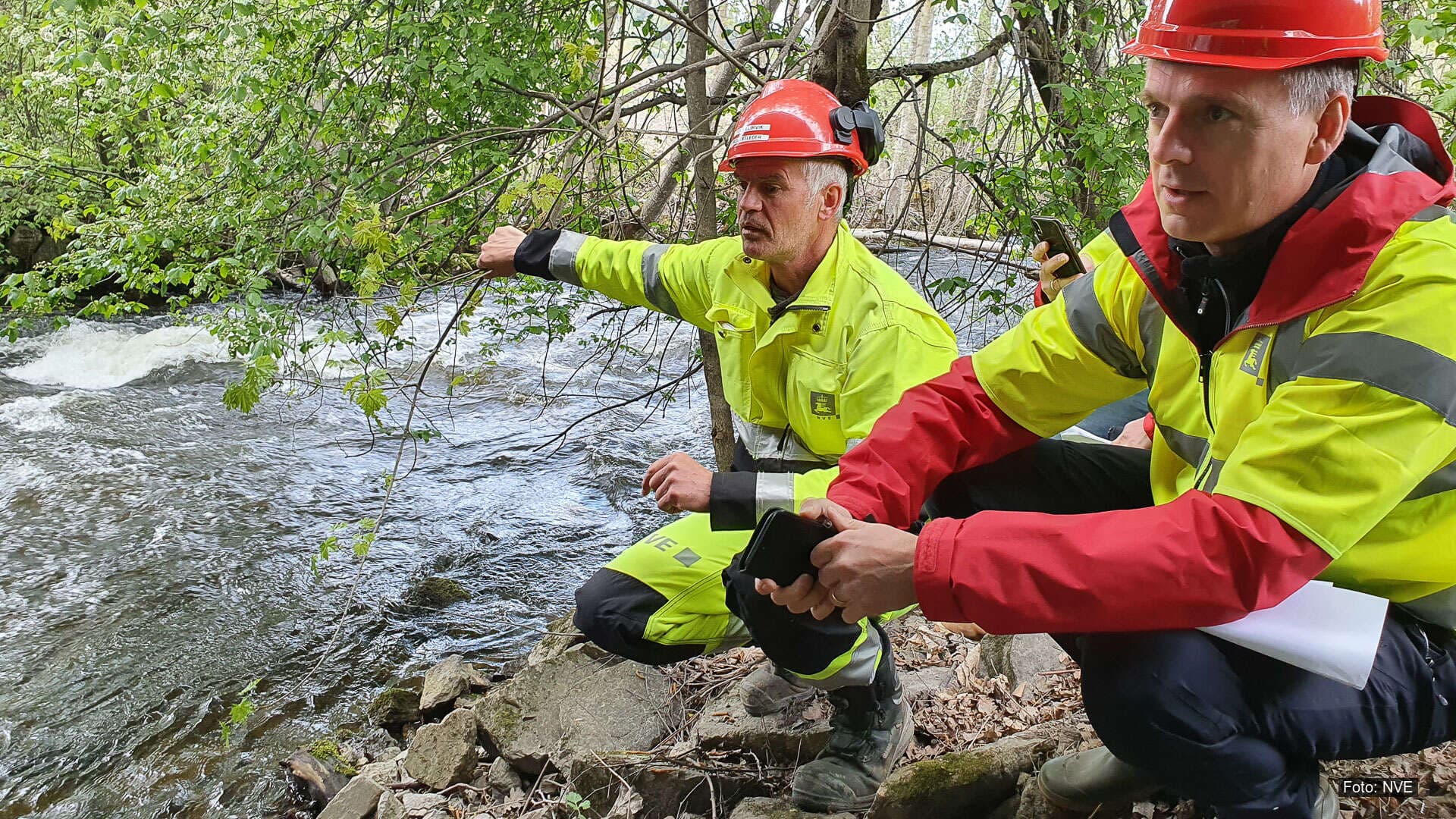 Kjetil Lund og Tore Leirvik fra NVE på befaring, flomsikring av