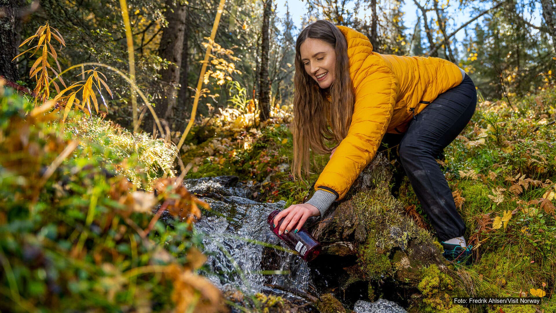 Filling a bottle from small stream_Fredrik Ahlsen_Maverix Media - Visit Norway